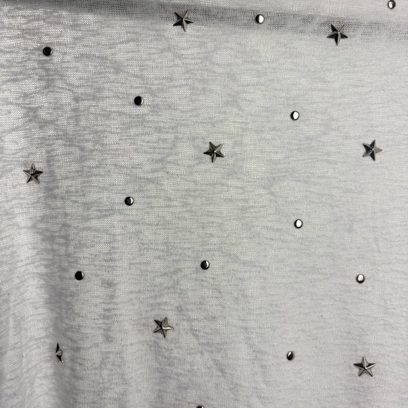 Bebe Womens Stars and Dots Studded White Tee Shirt Sz Large Gauze Fabric Raw Hem - Picture 8 of 8